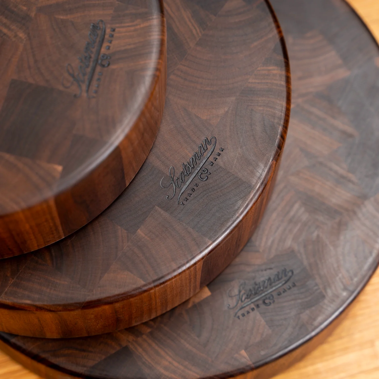 310-walnut-end-grain-round-butcher-block-1.webp