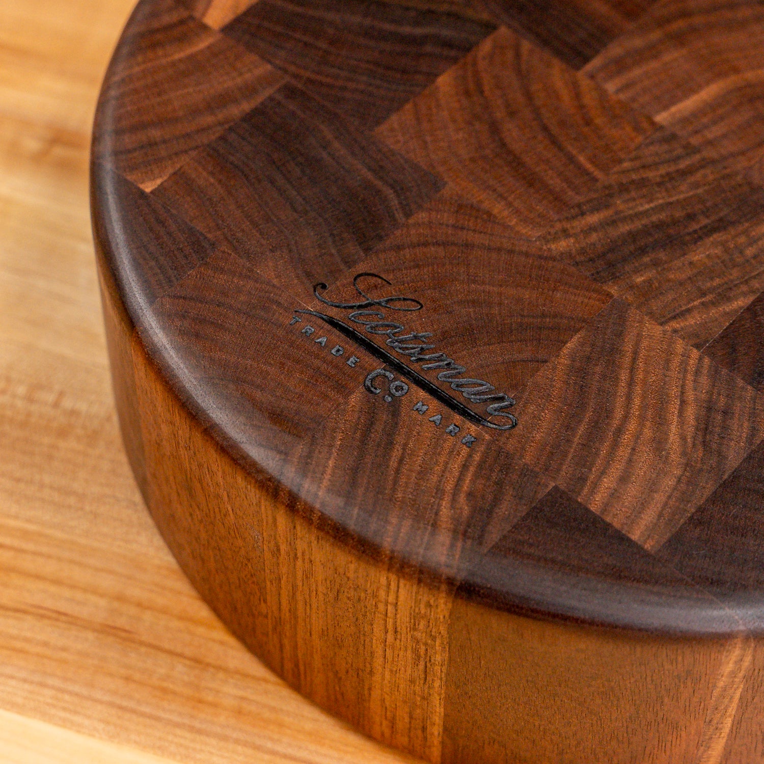 310-walnut-end-grain-round-butcher-block-1.webp