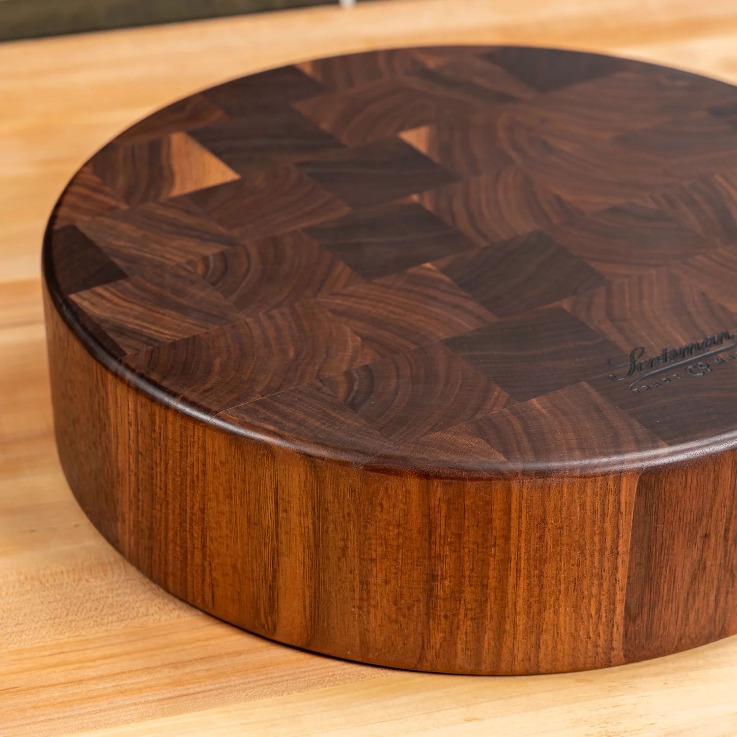 310-walnut-end-grain-round-butcher-block-1.webp