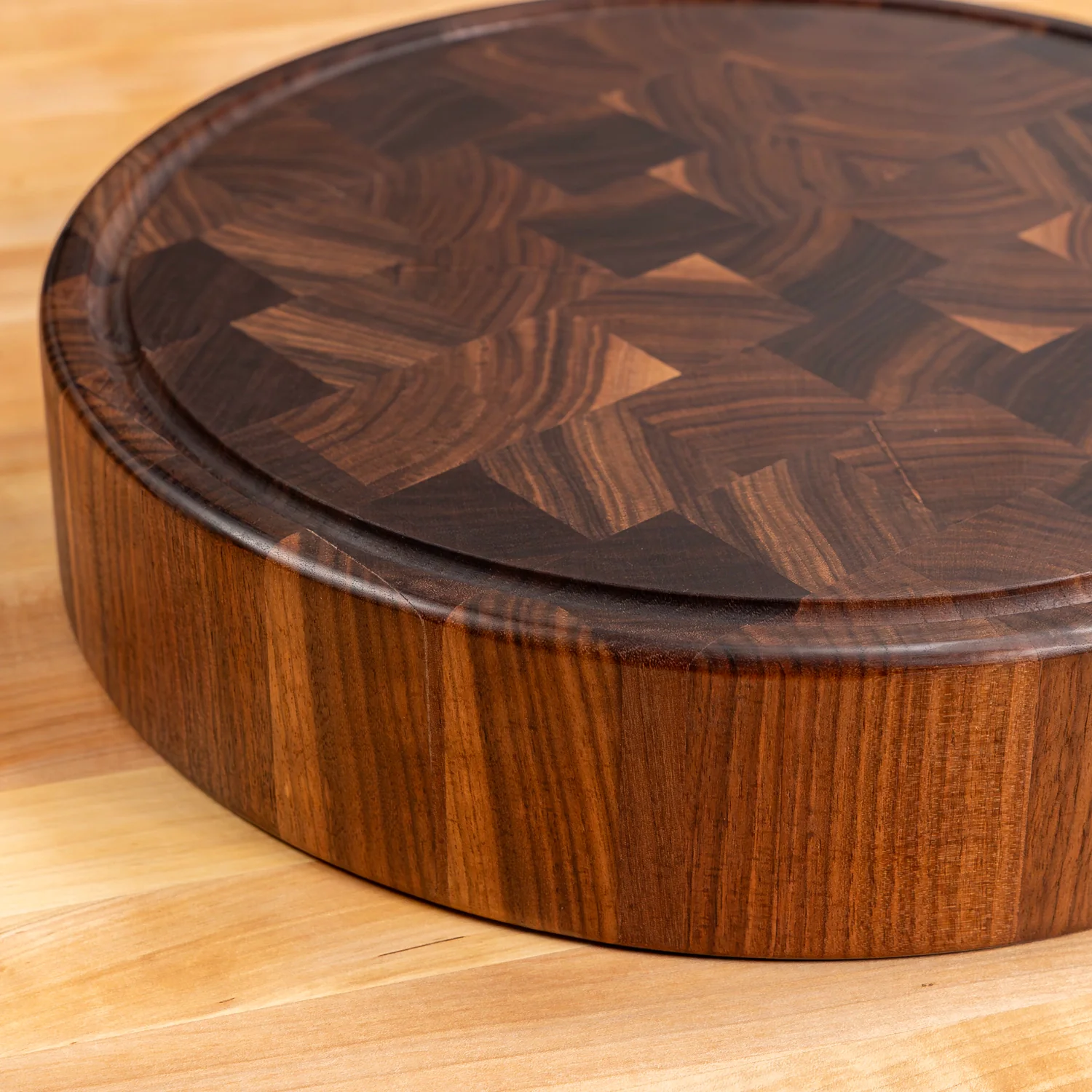 331-walnut-end-grain-round-butcher-block-with-juice-groove-1.webp