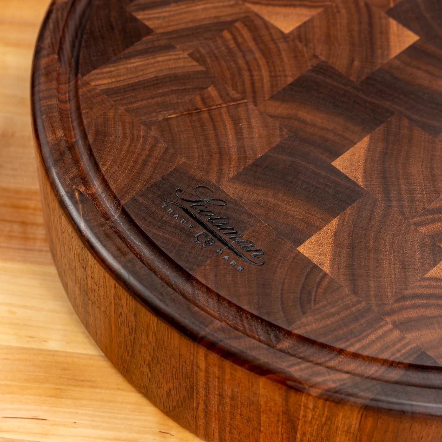 331-walnut-end-grain-round-butcher-block-with-juice-groove-1.webp