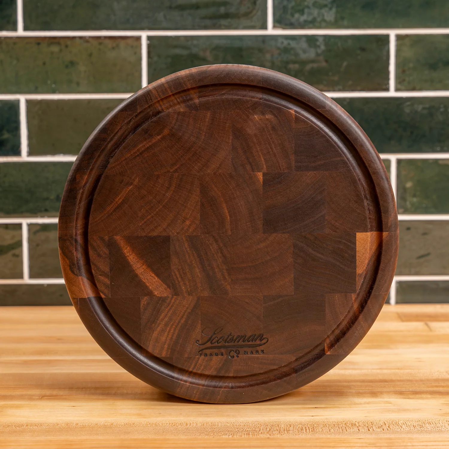 331-walnut-end-grain-round-butcher-block-with-juice-groove-1.webp