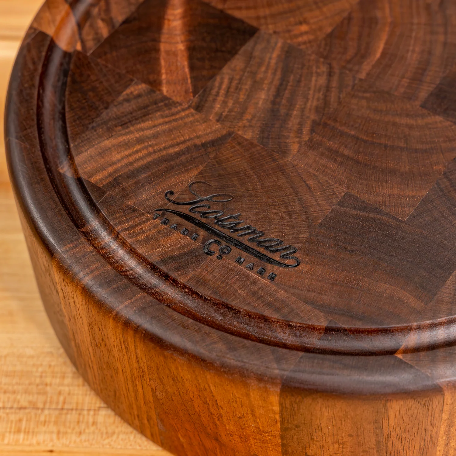331-walnut-end-grain-round-butcher-block-with-juice-groove-1.webp
