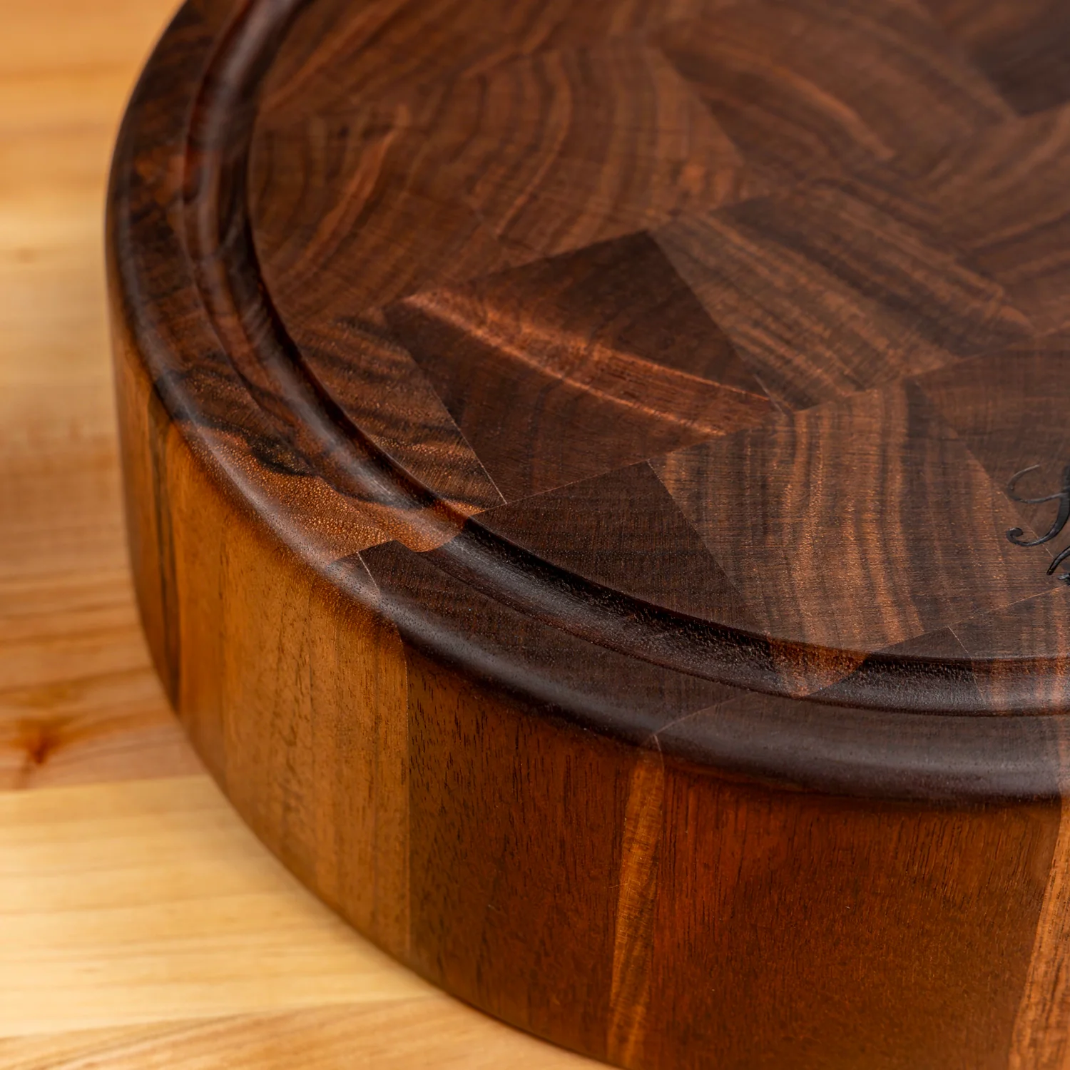331-walnut-end-grain-round-butcher-block-with-juice-groove-1.webp