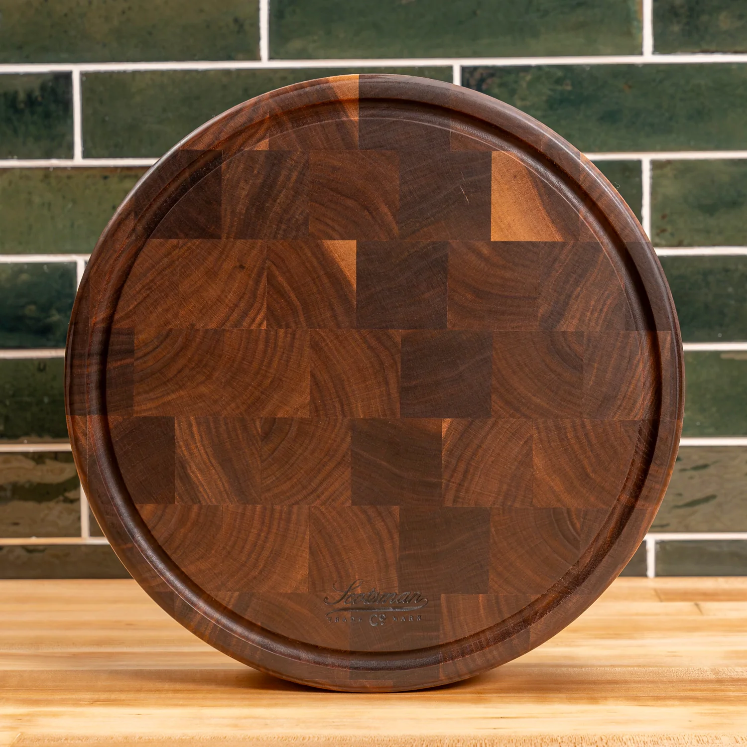 331-walnut-end-grain-round-butcher-block-with-juice-groove-1.webp