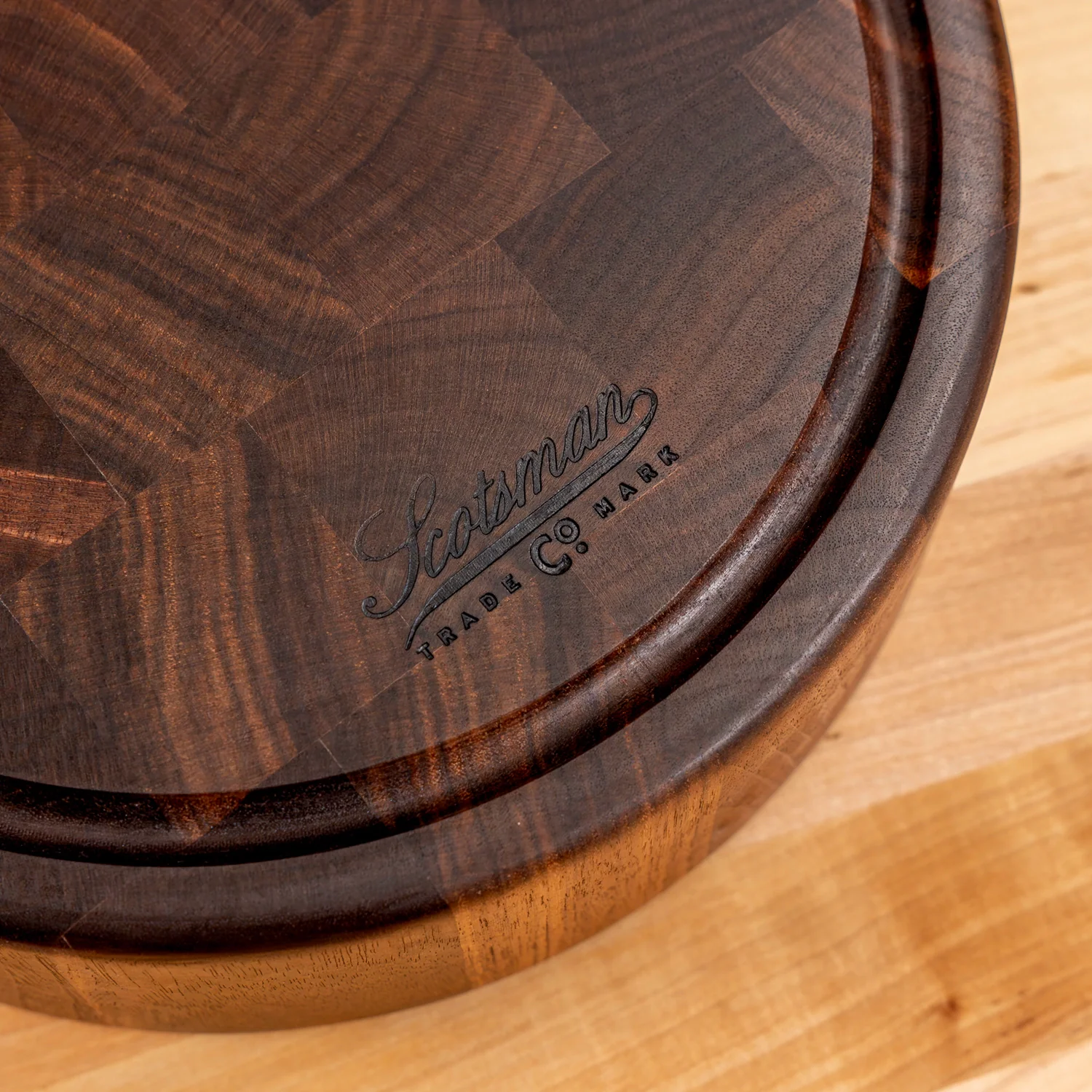 331-walnut-end-grain-round-butcher-block-with-juice-groove-1.webp