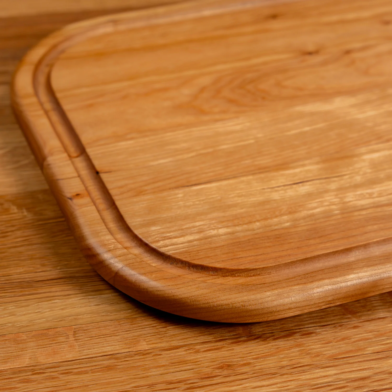 524-cherry-rectangle-serving-board-with-juice-groove-1.webp