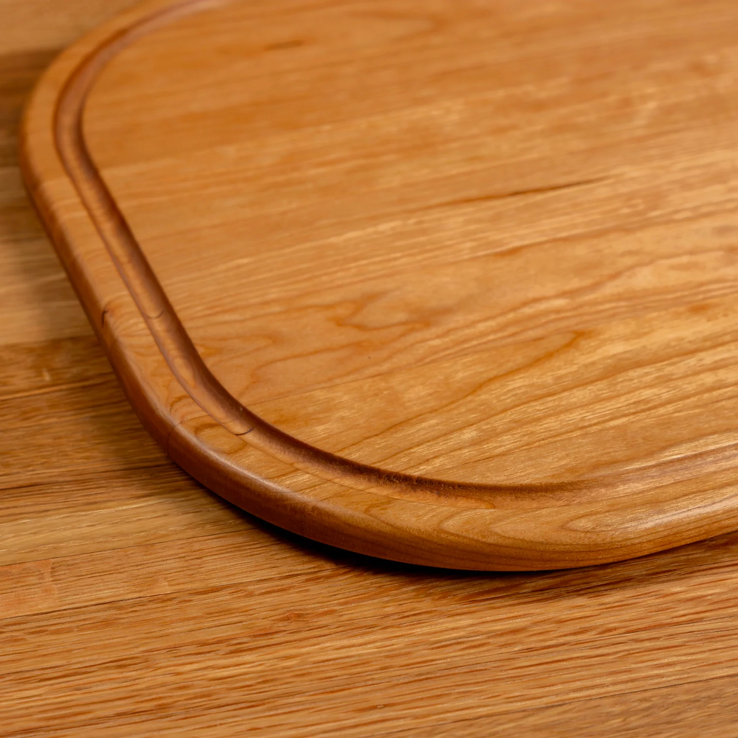 524-cherry-rectangle-serving-board-with-juice-groove-1.webp