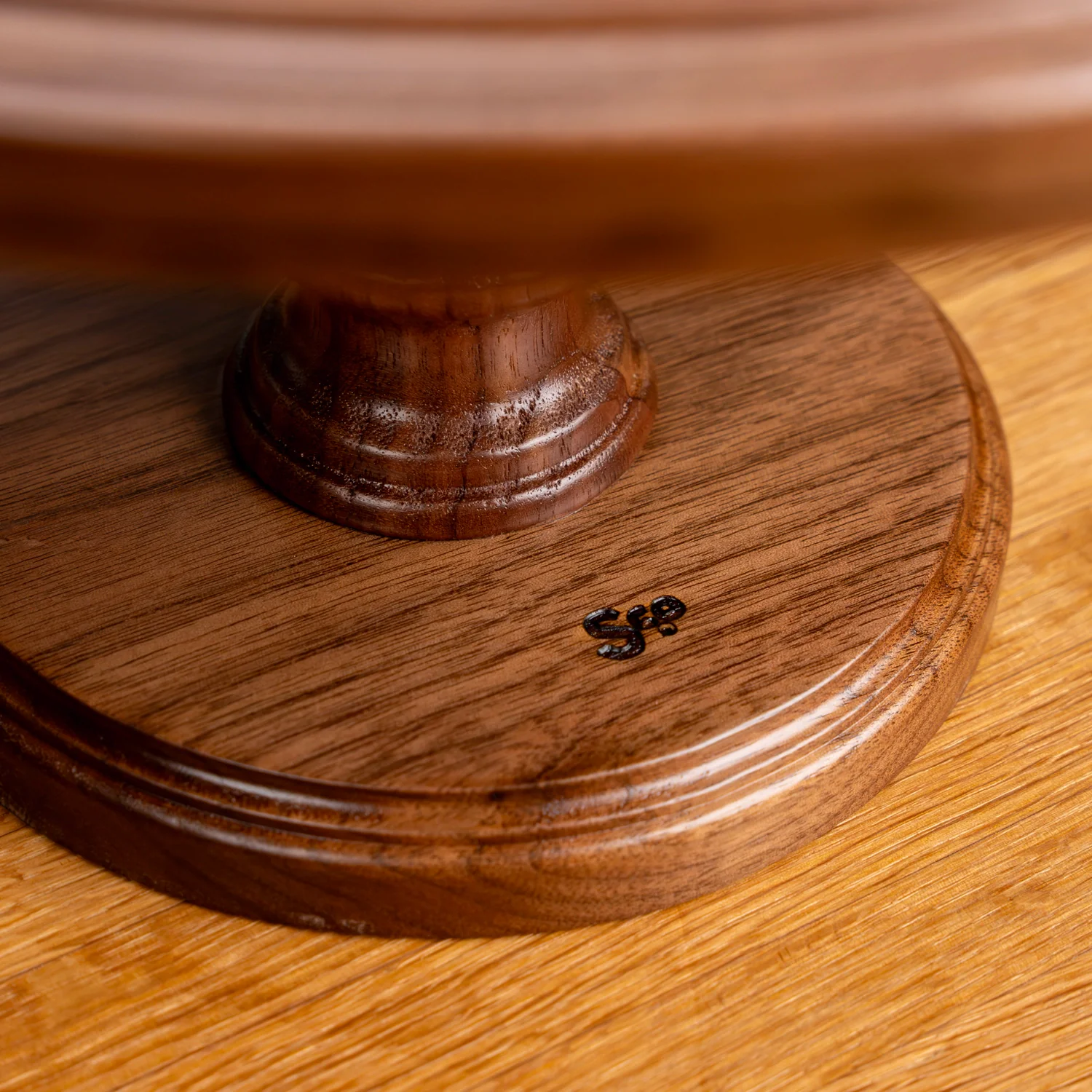 647-walnut-cake-stand-1.webp