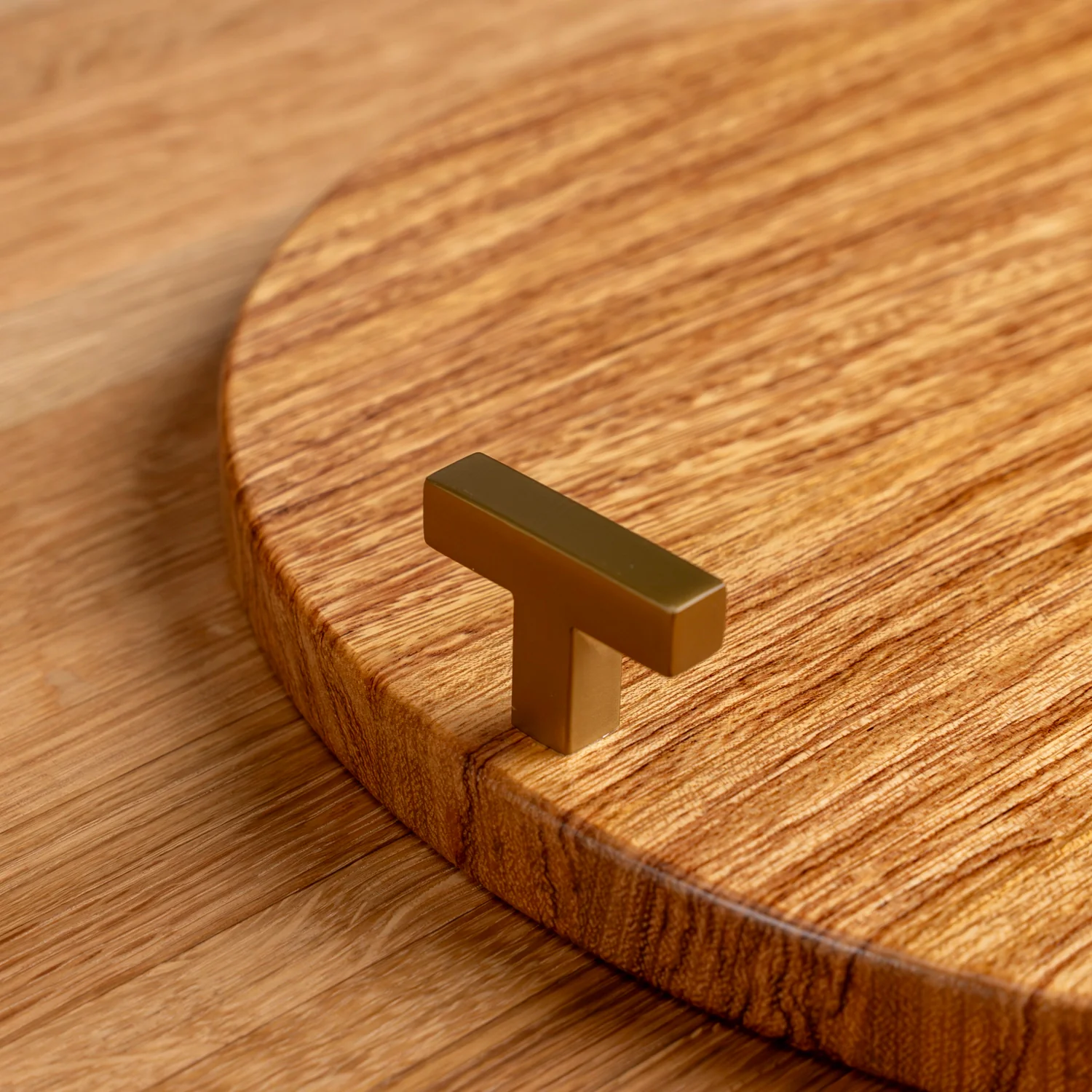 698-brazilian-oak-round-serving-tray-1.webp