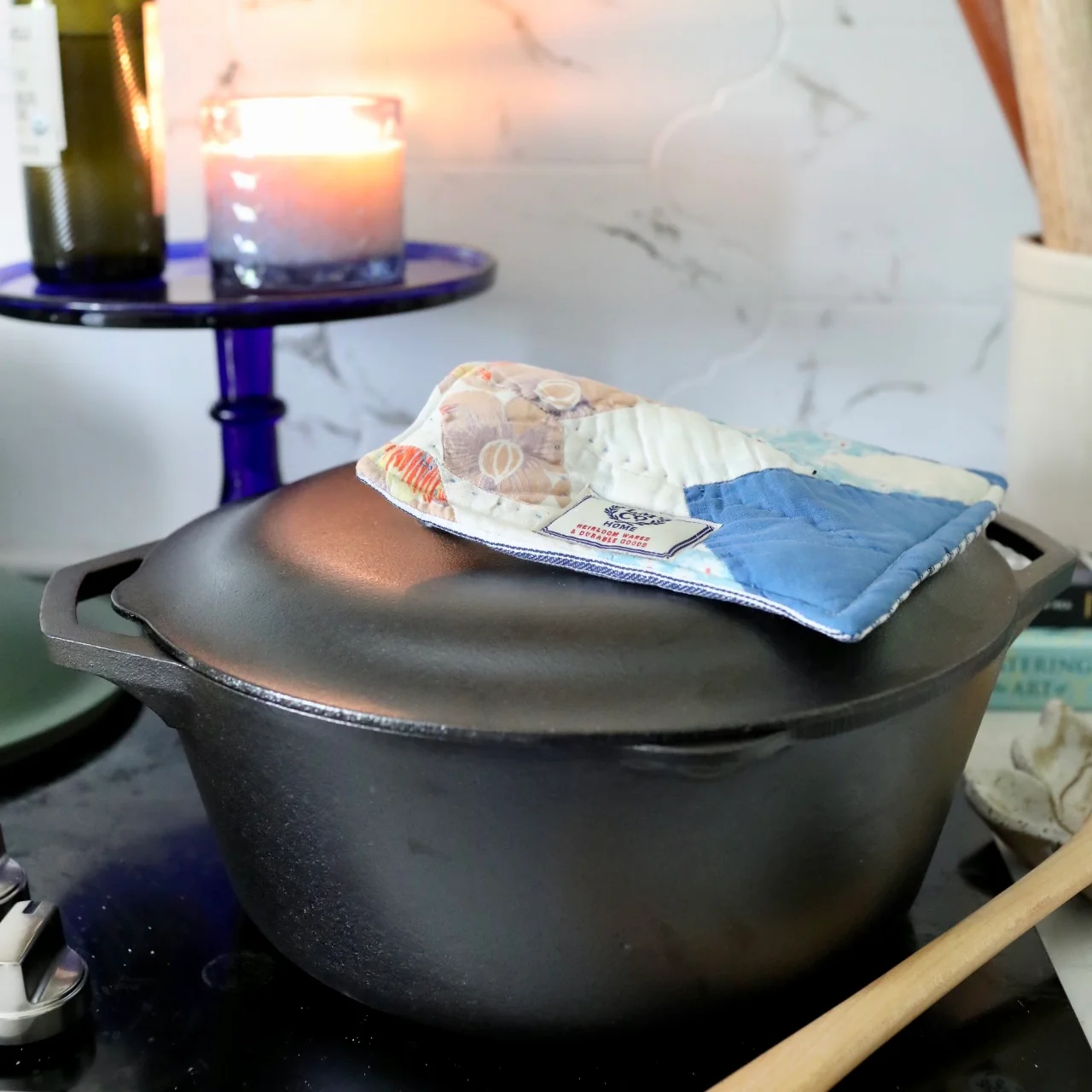 948-cast-iron-5-quart-dutch-oven-2.webp