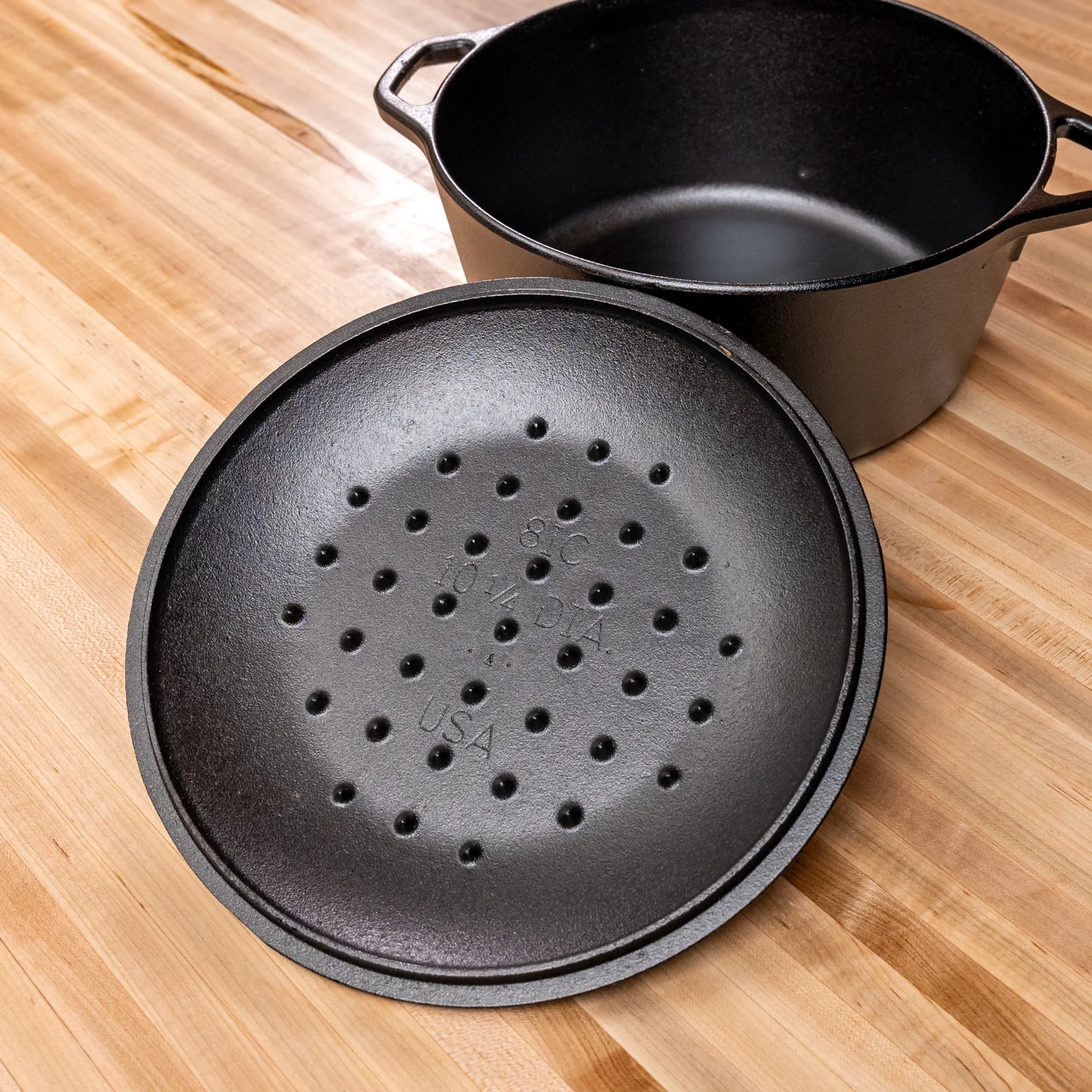 948-cast-iron-5-quart-dutch-oven-2.webp