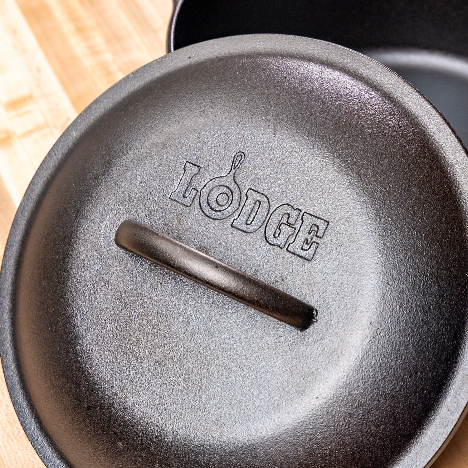 948-cast-iron-5-quart-dutch-oven-2.webp