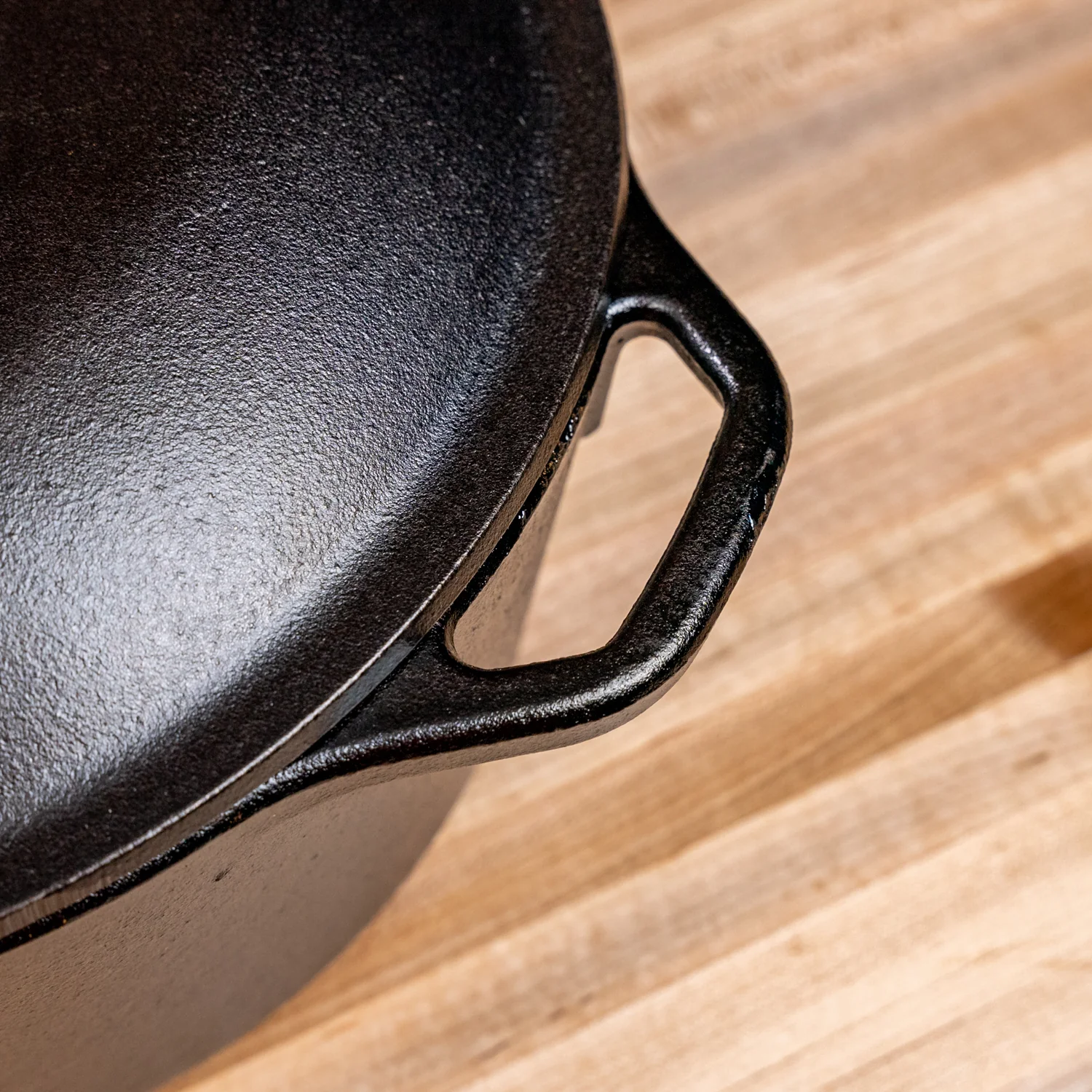 948-cast-iron-5-quart-dutch-oven-2.webp